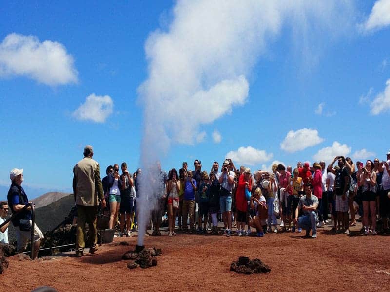 El calor de la tierra hace que el agua se evapore