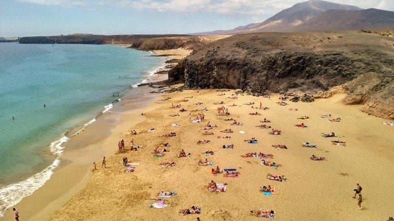 Vista de la Playa de papagayo y su arena rubia