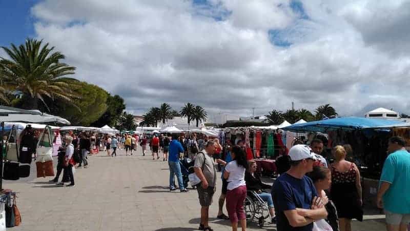 Der Flohmarkt von Teguise findet am Sonntagmorgen statt