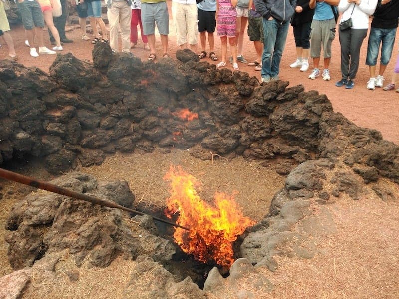 Touristen bei einer geführten Tour nach Timanfaya