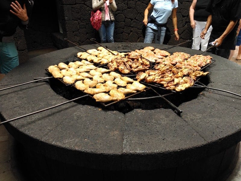 Comida a la brasa hecha con el calor del volcán