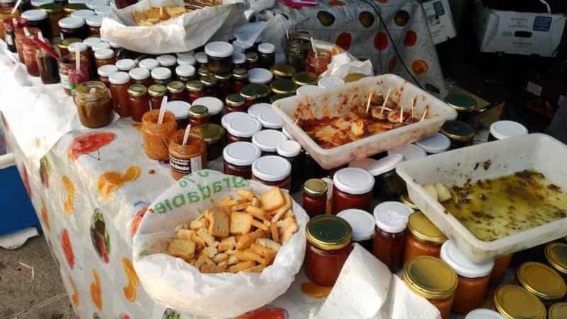 Degustación de productos típicos en los puestos