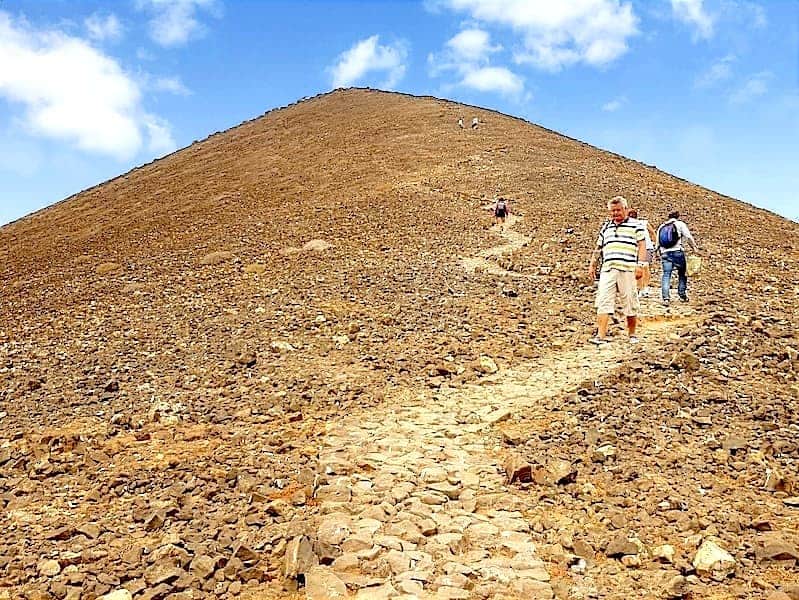 isla de lobos volcano hiking